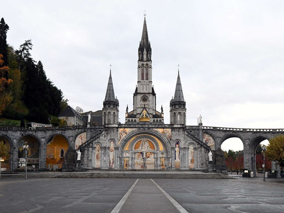 De bussen vertrekken op bedevaart naar Lourdes