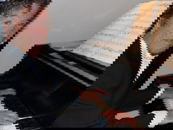 Pianist Laurens van Rooyen speelt op corona vaccinatie locatie