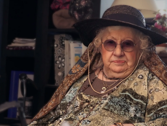 Oeke Hoogendijk filmde 15 jaar lang het oorlogstrauma van haar eigen moeder