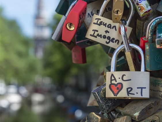De oneindige liefdesslotjes in Parijs