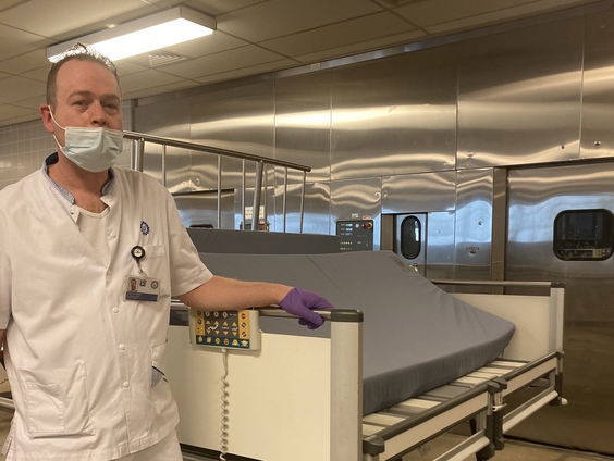 Joris in de wasstraat voor ziekenhuisbedden