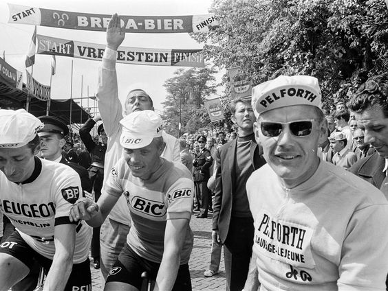 Warmtrappen voor de Vuelta: tentoonstelling Koerstrui in de Kerk