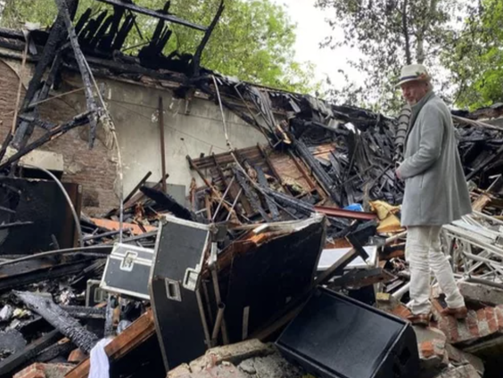 Een crowd funding voor drummer Leon Klaasse en de Nits na brand!