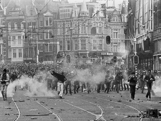 30 april 1980: fotograaf Maurice Boyer is in Amsterdam aan het werk voor NCRC Handelsblad.