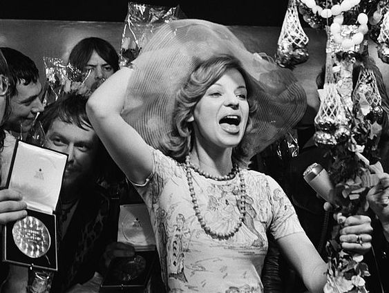 Winnares songfestival 1975 belt spontaan in en geeft ongezouten mening over Oostenrijkse inzending
