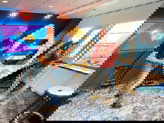 Henri bouwt gitaren van oude sigarenkistjes