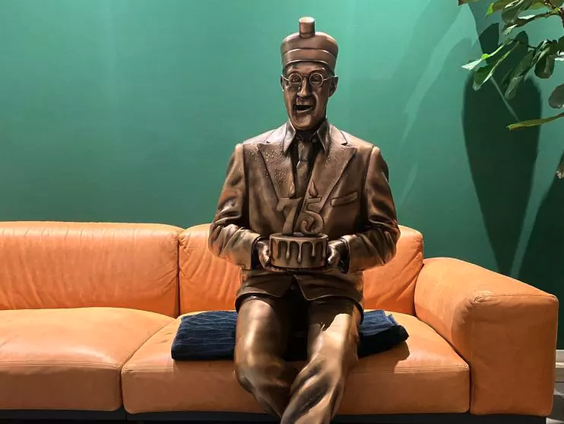 Beeld André van Duin veilig op de bank bij maker!