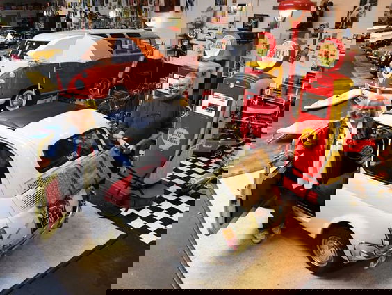 Leny & Hans Bakker hebben een privémuseum met allerlei bijzondere attributen uit de Jaren 60!