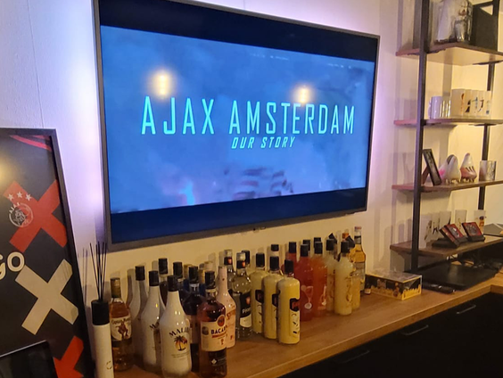 Onno Noort heeft een eigen Ajax-bar gebouwd in huis