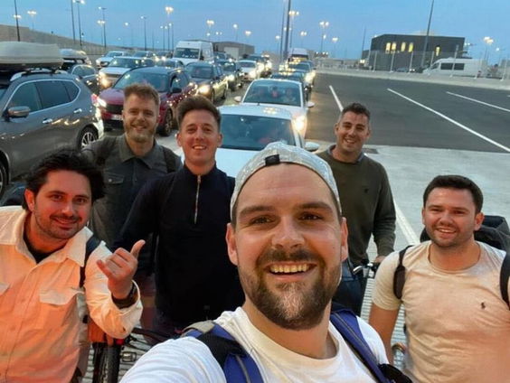 Britten fietsen naar huis vanuit NL na vrijgezellen