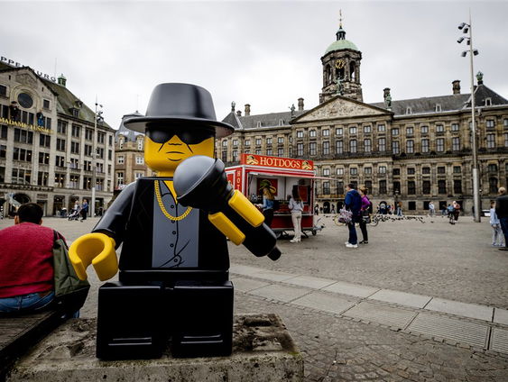Het Lego beeld van André Hazes is gestolen! Is oudejaarsvereniging Geitefok de dader?