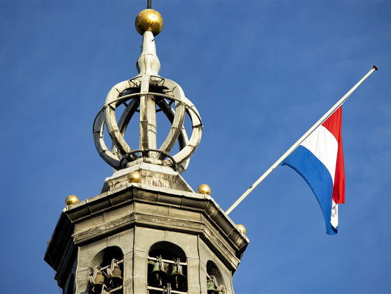 Waarom hangen we de vlag halfstok?