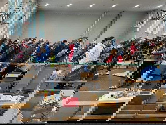 Mark doet online boodschappen voor Oekraïne