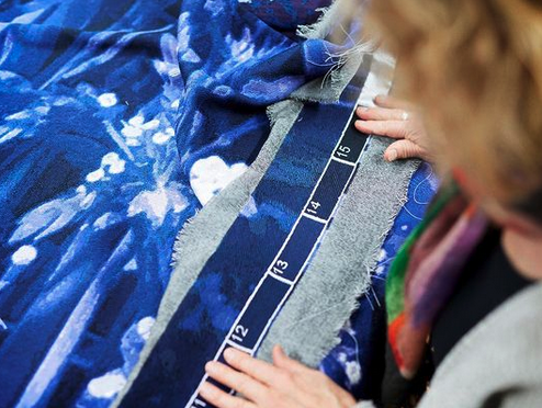 Mariabeeld in de Sint Jan in Den Bosch krijgt een nieuwe mantel van Margriet Luyten