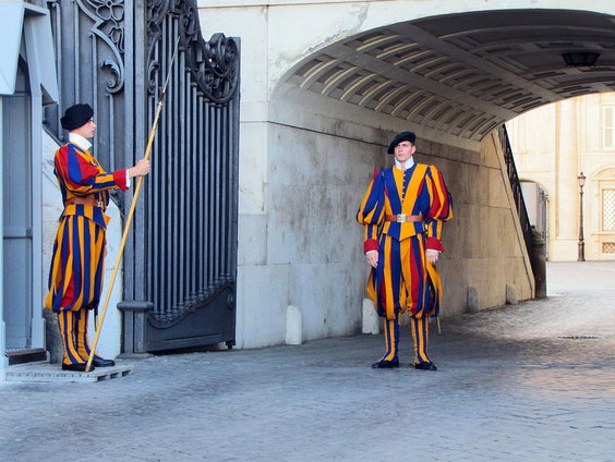 Ceremoniële garde in het Vaticaan kan flink bijten