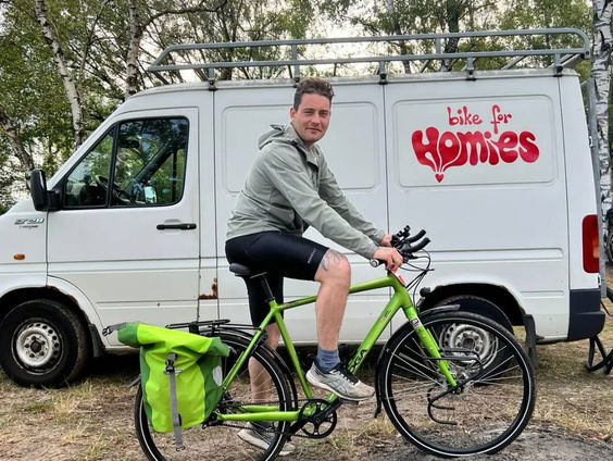 Douwe Bob fietst van Amsterdam naar Parijs voor 'Bike for Homies'
