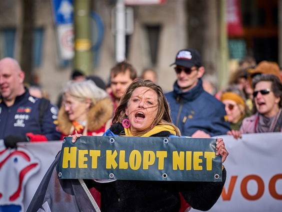 De beste protestslogan van 2021: ‘Als een QR-code je vrijheid moet bewijzen ben je die kwijt’