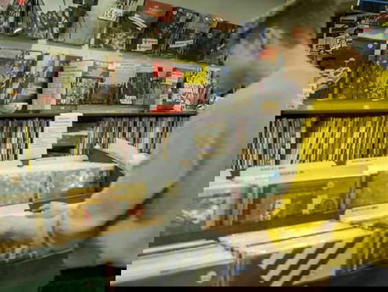 De notaris en vuilnisman staan naast elkaar bij Concerto