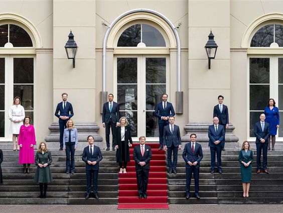 Met coronacoupe op de trap van paleis Noordeinde