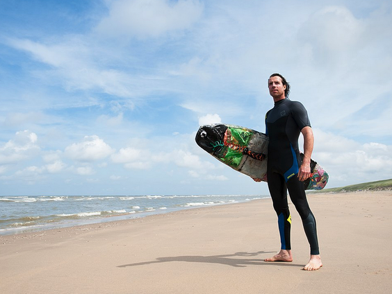 Plastic soup surfer Merijn Tinga surft van Londen naar Parijs!