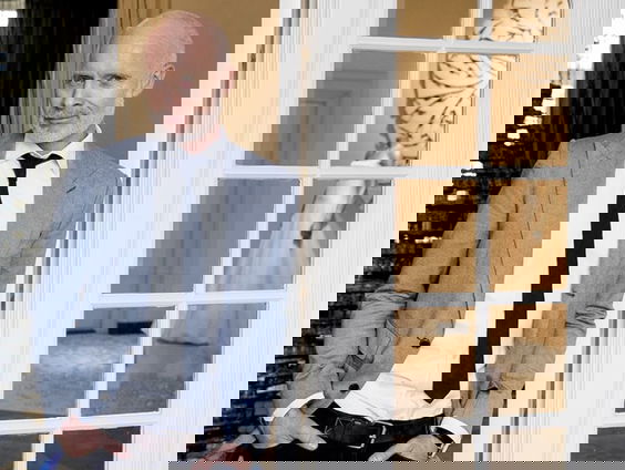 Mart Visser steekt de douane in het blauw