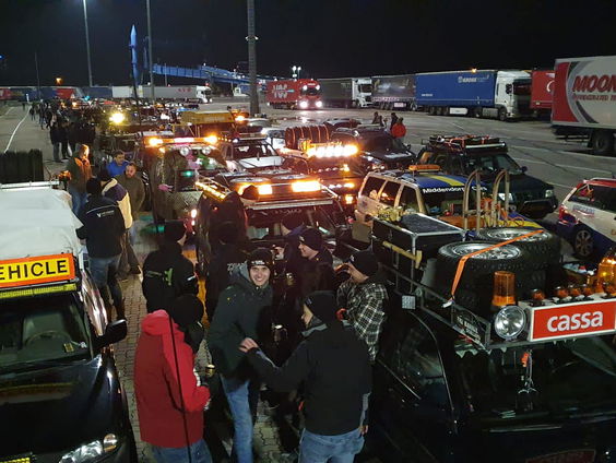 De Barrel Beukers' rijden met een oude auto naar de Noordpool in het teken van de Barrel Challenge!