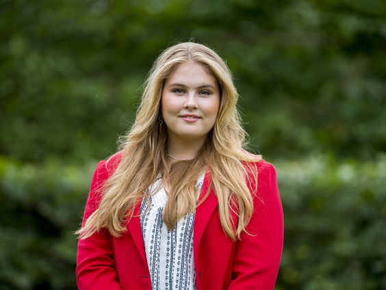 Carillon, gouden postzegel en fanclus voor Amalia