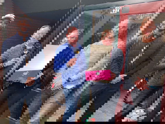 Tom beloont afdeling Dagbesteding van Amerpoort met taart