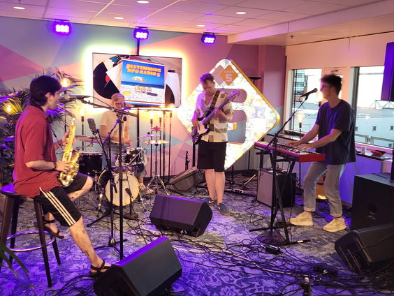 Live in Volgspot: Bovenste Knoopje Open - 'De bovengrens'