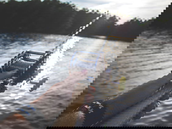 Eric leert vluchtelingen vissen voor ontspanning