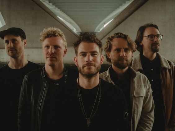 Tim Akkerman tourt met zijn muziek langs de Nederlandse kerken