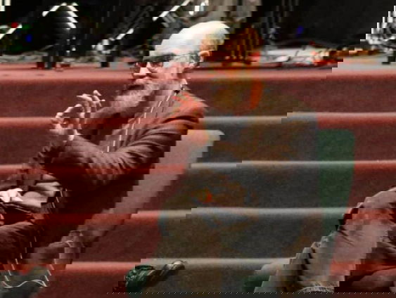 Michael Card heiligt God's naam