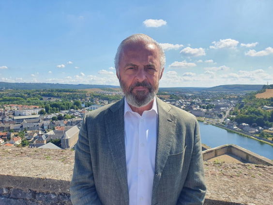 Huub Stapel is klaar voor de carnaval met een eigen feestnummer!