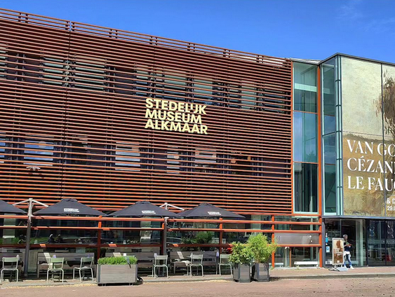 Vaders met plaksnorren mogen gratis het Stedelijk Museum Alkmaar in