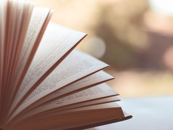 Je pakt het op en slaat het open