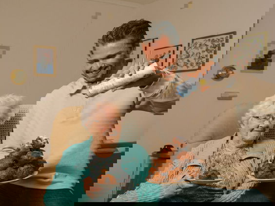 ‘Oma Coby’s Oliebollenbar’: help eenzame ouderen door oliebollen van Coby te kopen!