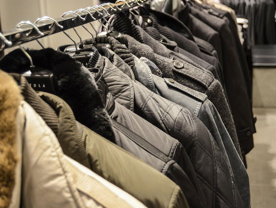 Eke Brouwer start inzamelactie om asielzoekers in Kijkduin warm te kleden