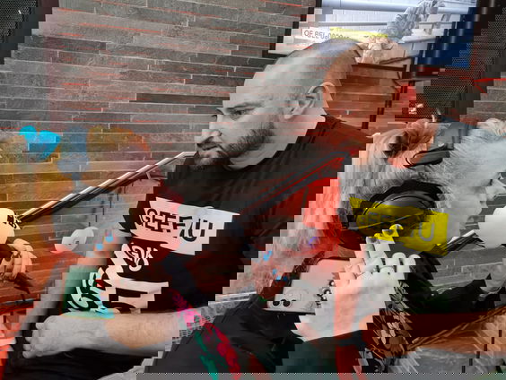 Astrid de Jong in gesprek met acteur Gürkan Küçüksentürk