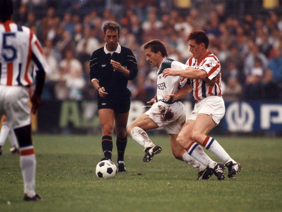 Op 17 mei komen er profvoetballers uit de kast. Ook in Nederland?