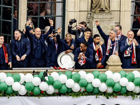 Bertus en Diny onderbreken hun vakantie om Feyenoord te huldigen