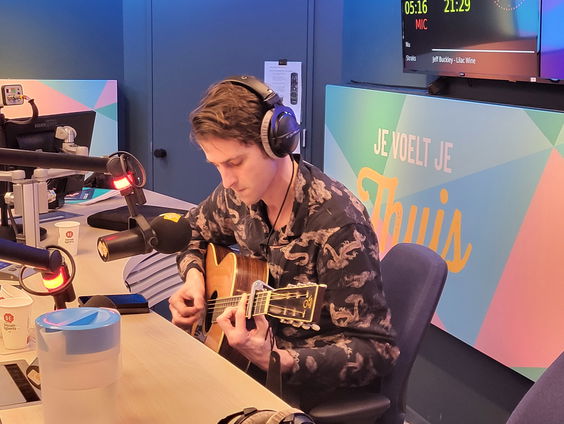 Pieter Peirsman (Slow Pilot) speelt live Jeff Buckley