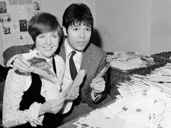 Cliff Richard brengt een ode aan Cilla Black