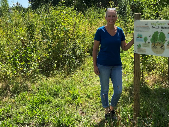 Marjolein Eeuwes uit Huissen heeft een mini bos in haar achtertuin!