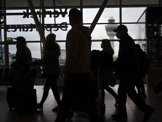 In je pyjama door de douane bij Schiphol