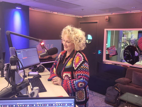 Karin Bloemen treedt op met het Metropole Orkest
