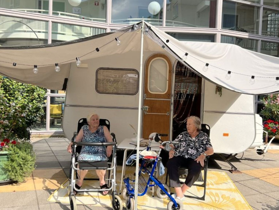 Ouderen kamperen in eigen achtertuin