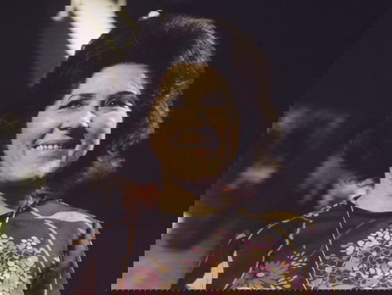 Half zes, half zacht: Zangeres Zonder Naam met 'Het Parelsnoer'