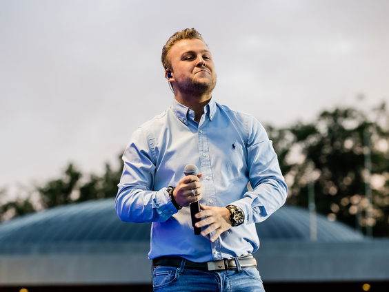 Gino Graus zamelt kleding in en doneert €200,-