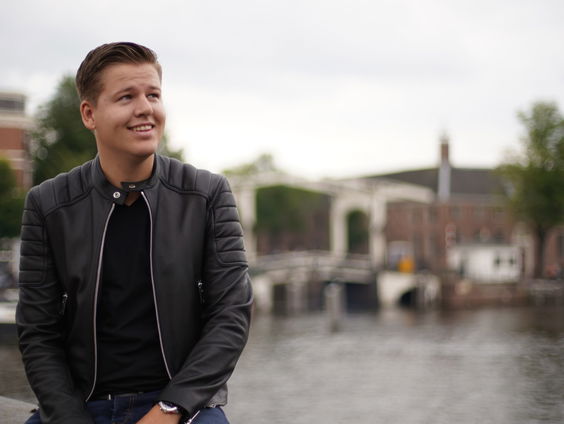 Sven Versteegh staat morgen het Muziekfeest op de Stip!