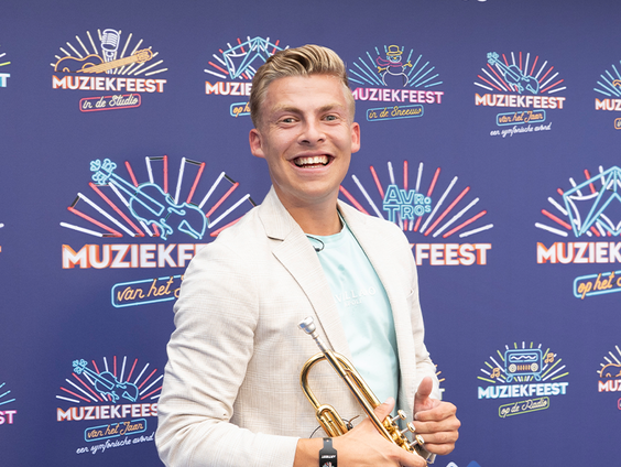 Jeffrey Parmentier en Vinzzent slaan de handen in elkaar